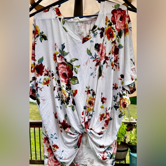 🌺Woman’s Lg Oversized Lightweight Short Sleeveless front Knotted Shirt. - Picture 4 of 4